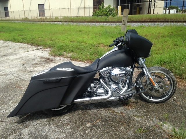 thumbnail image 2 of Bln Custom Stretched Fiberglass Side Covers For Harley Davidson FLH Saddlebags 2014-2020 2 of 3